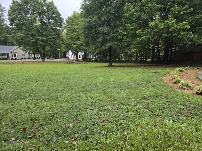 Building Photo - 1605 Hillhaven Rd