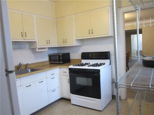 Building Photo - 5541 Beacon St