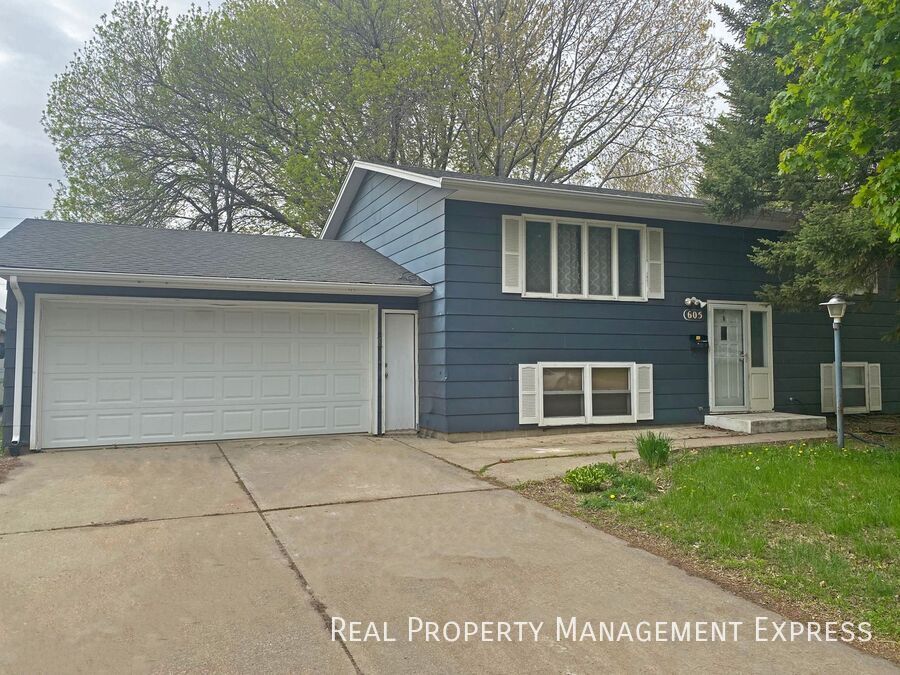 Foto principal - 4 Bedroom 2 Bathroom Single-Family Home