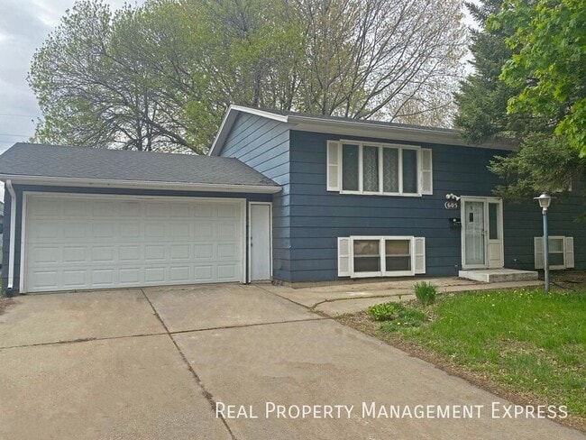 Building Photo - 4 Bedroom 2 Bathroom Single-Family Home