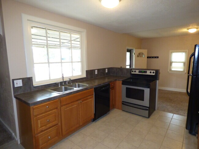 Foto del edificio - $0 DEPOSIT OPTION! CHARMING EDGEWATER 3 BED/2BATH HOME 3 BLOCKS FROM SLOAN'S LAKE