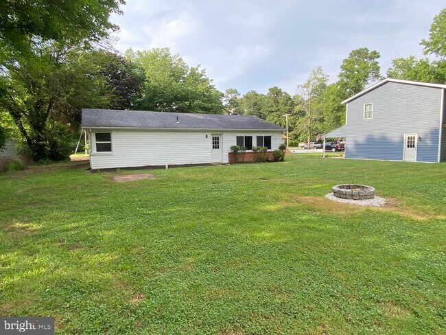 Building Photo - 405 Lake Dr