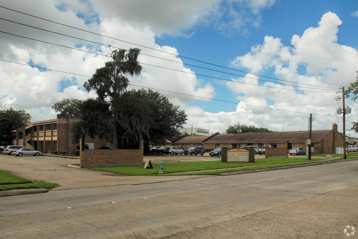 Building Photo - American Apartments