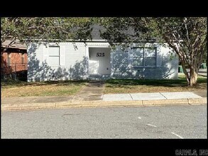 Building Photo - 525 S Oak St