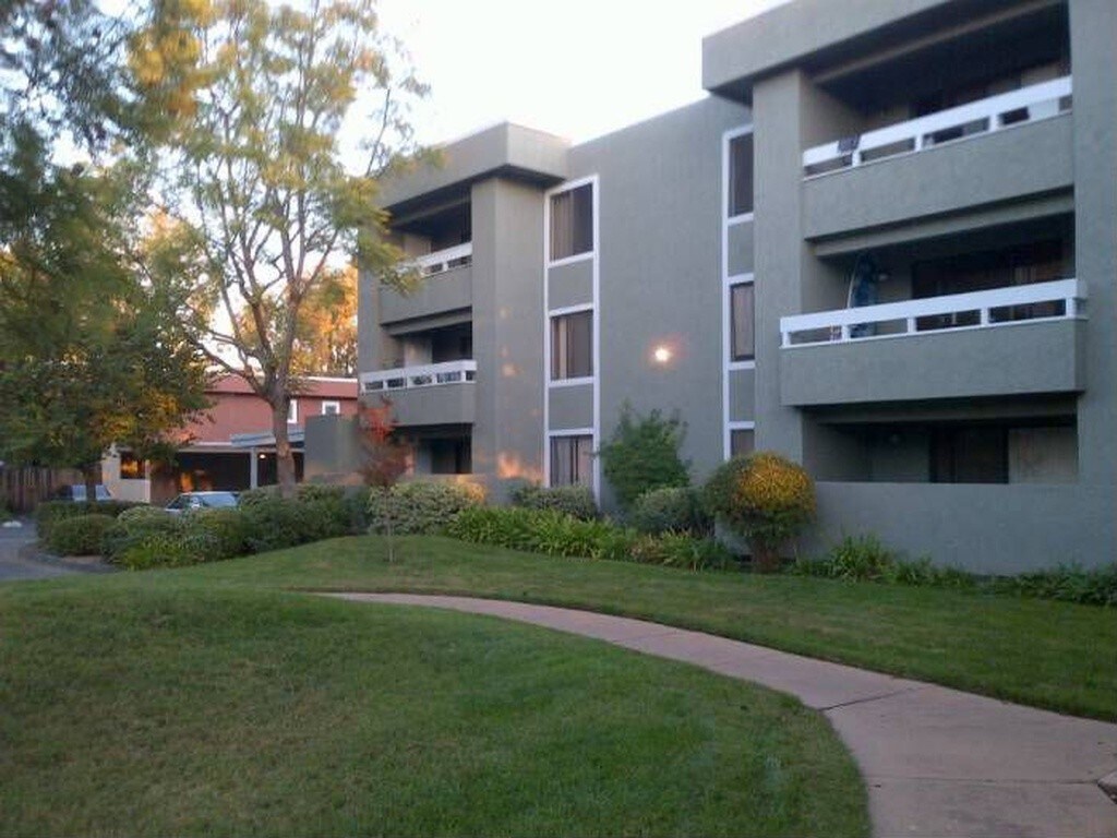 Grassy Lawn - 1040 E Washington Ave