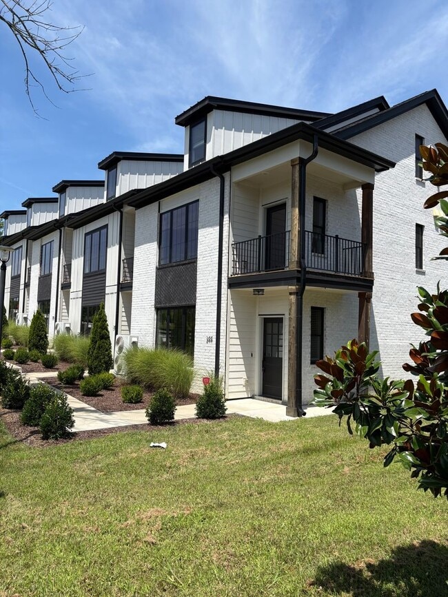 Gorgeous Brick 3 bed/3 bath Rental Available! - Gorgeous Brick 3 bed/3 bath Rental Available! Apartment