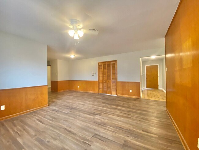 Building Photo - MOVE IN SPECIAL - half off the second's month rent