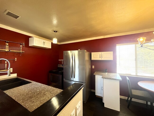 Building Photo - 1+1 CREEKSIDE, AVAILABLE NOW!