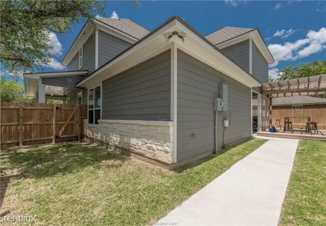 Building Photo - 5 br, 5.5 bath House - 500 Thompson St