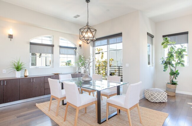 Foto del edificio - Spacious & Stunning Luxury 4bed/4bath Town...