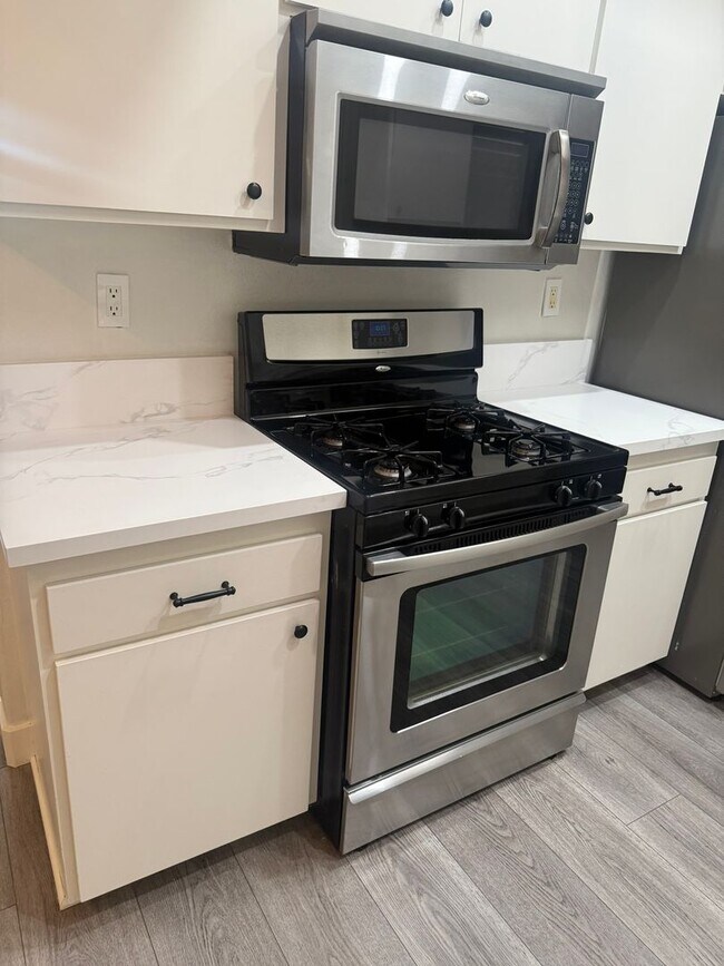 Foto del edificio - SPACIOUS AND BRIGHT 2+2 CONDO! CLOSE TO MA...