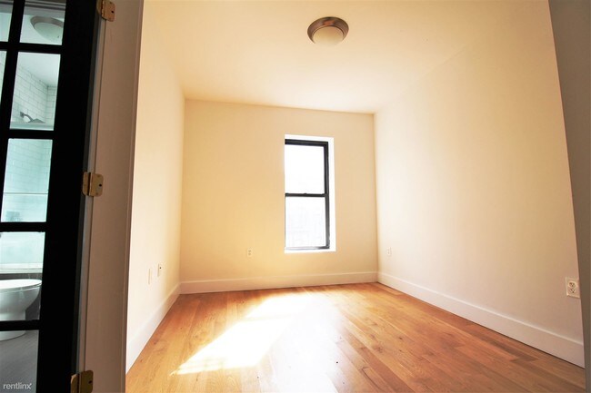 Foto del edificio - 556 Monroe St