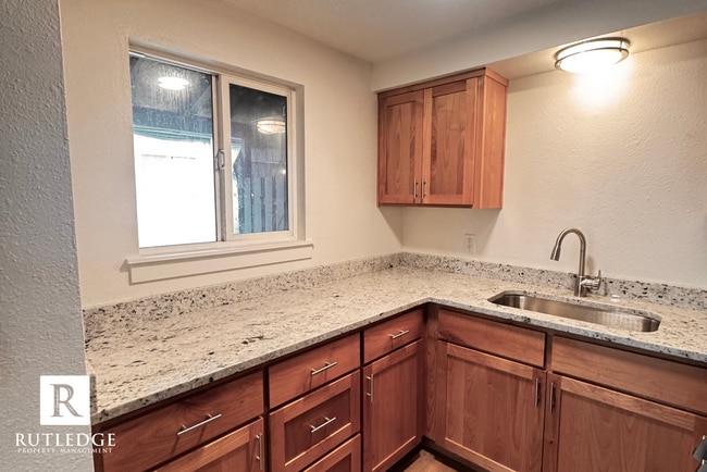 Foto del edificio - 855 E 9th St