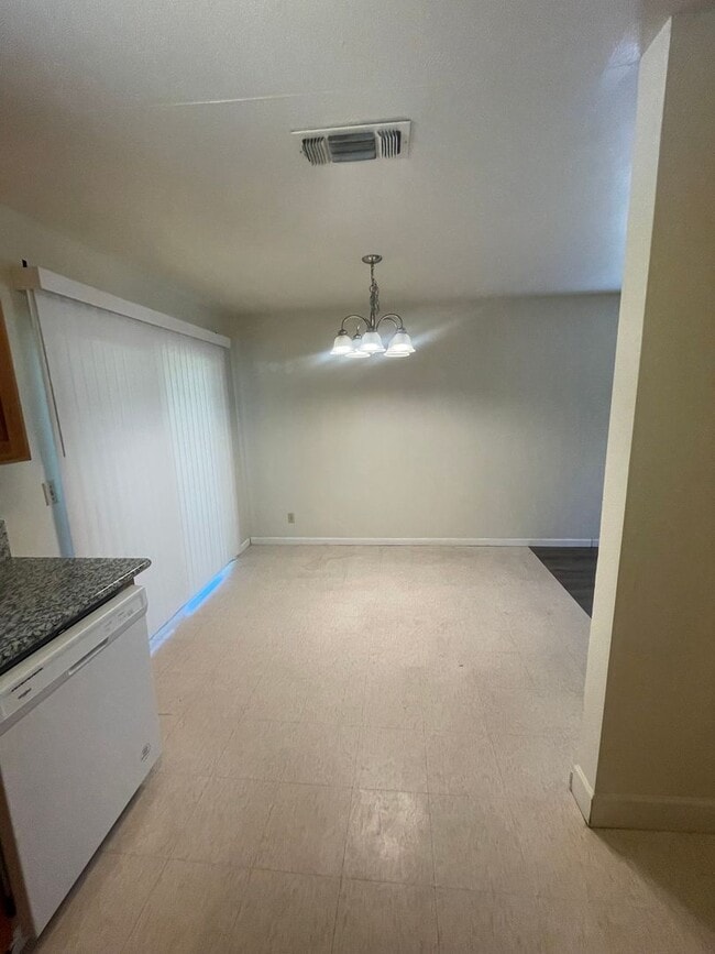 Building Photo - Updated 4bed/2 bath home in South Sac