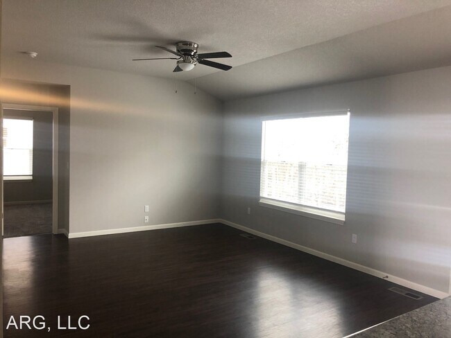 Foto del edificio - 3 br, 2.5 bath House - 717 Samantha Lane