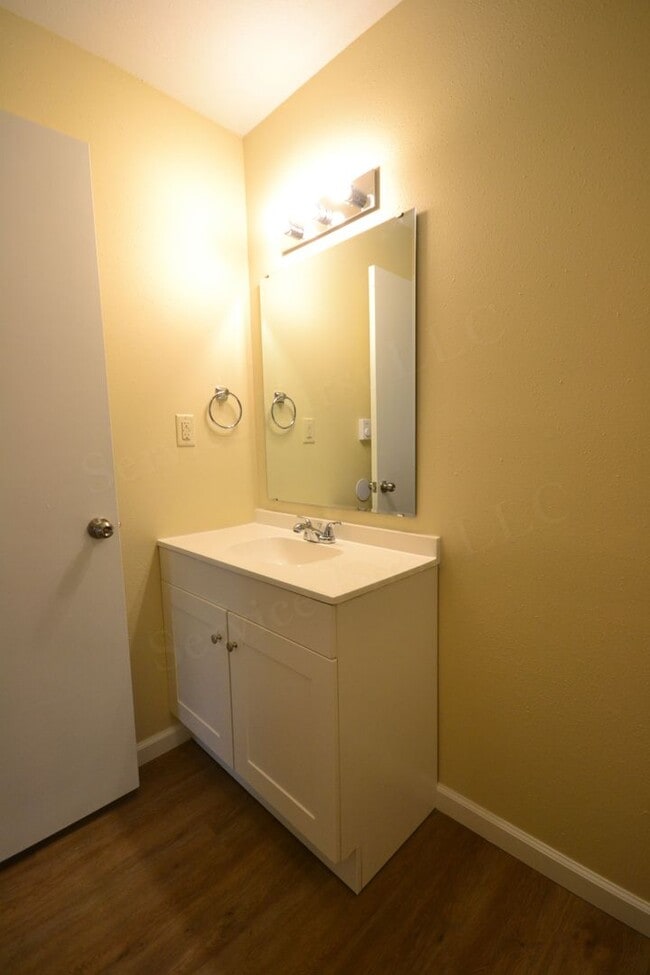 Building Photo - Cross Timbers Apartment