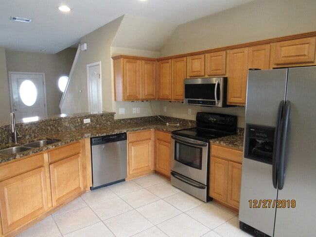 Building Photo - 544 Maple Ave