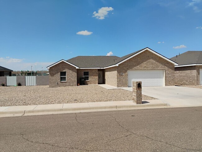 Building Photo - 4 Bed 2 bath Cozy Brick Home