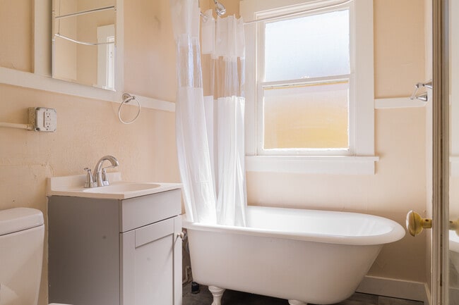 Studio Bathroom - Oregon Pearl