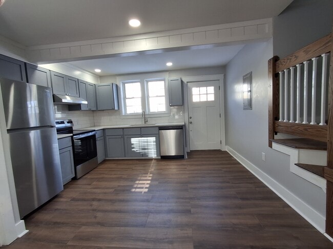 Building Photo - 27 Oak St