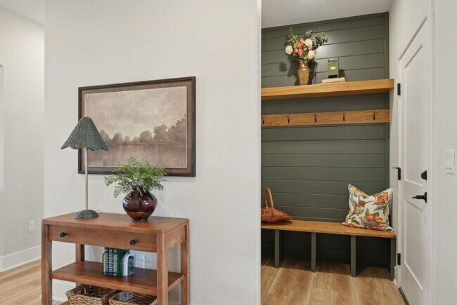 Foto del edificio - 3 Bedroom Townhome Available November 5th,...