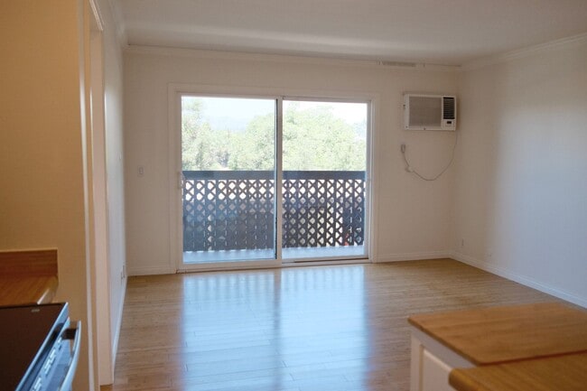Building Photo - Bright and Spacious 2 Bed/ 2 Bath with Private Balcony, Views, In Unit Laundry and Parking in the...