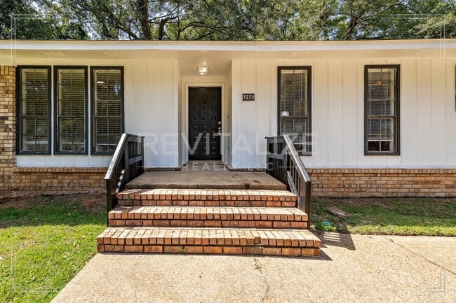 Foto del edificio - Beautifully Updated 3-Bedroom Home with Granite Kitchen & Sunroom Retreat!