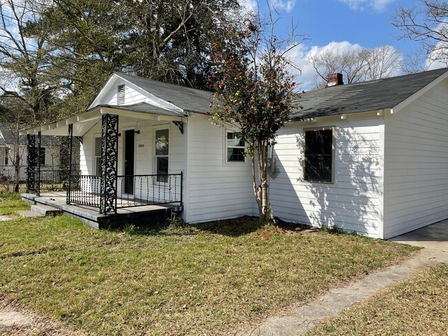 Building Photo - Freshly Remodeled 4 Bed