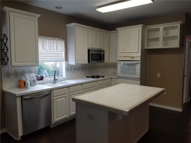 Building Photo - 1435 Pine Bluff Dr