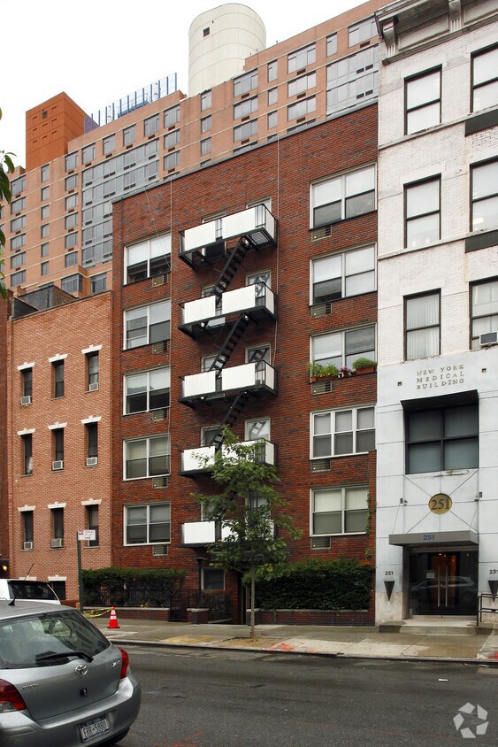 Building Photo - 247 E 33rd St