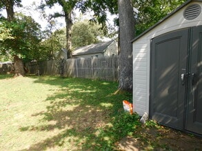 Building Photo - 611 Center Dr