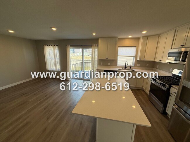 Foto del edificio - End Unit Luxury Townhouse Available Now, Lower Family Room, 4 Baths, Loft Area