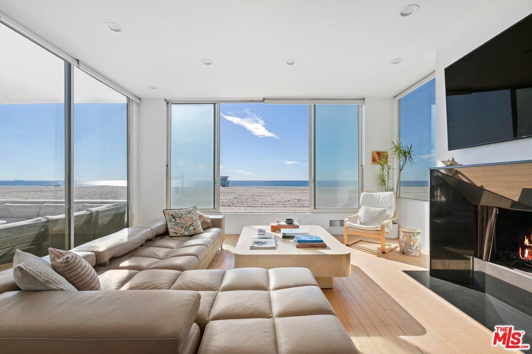 Foto principal - 3719 Ocean Front Walk