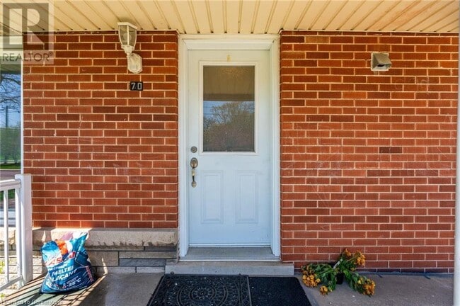 Building Photo - 70 Brentwood Dr