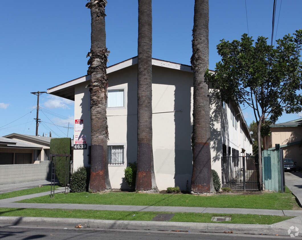 Live Oak Apartments in Bell, CA