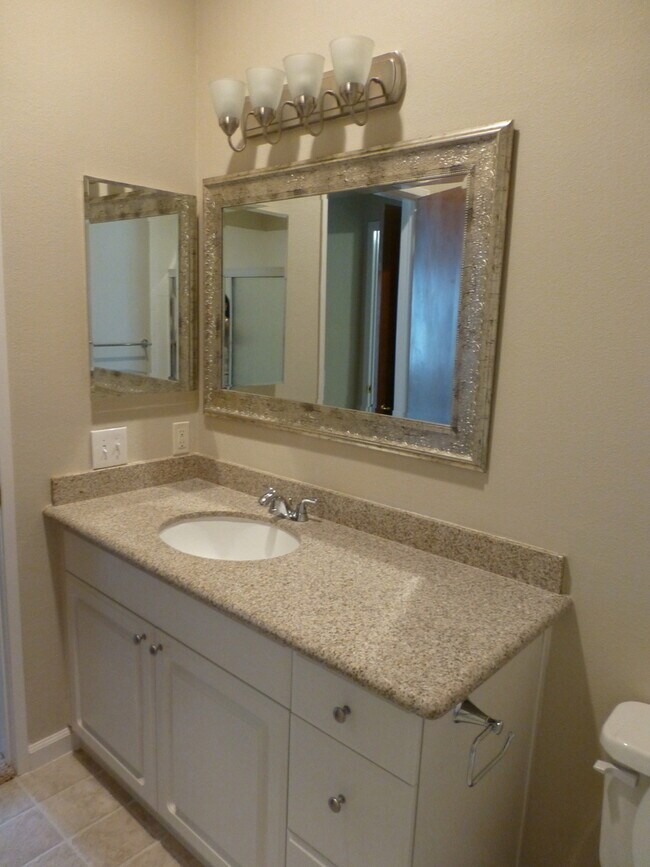 Building Photo - 2BD 2BA Condo with 2 Assigned Parking in P...