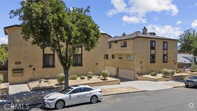 Building Photo - 520 E Elmwood Ave