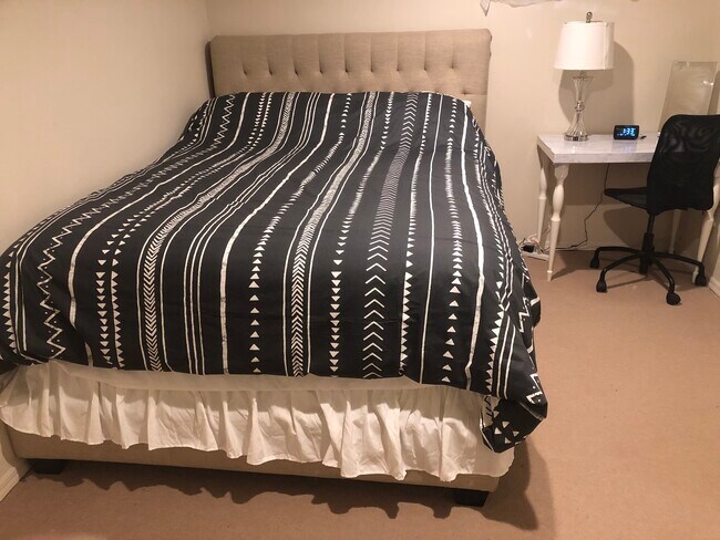 Queen bed. Bedroom number 2 with study table - 11735 132nd St