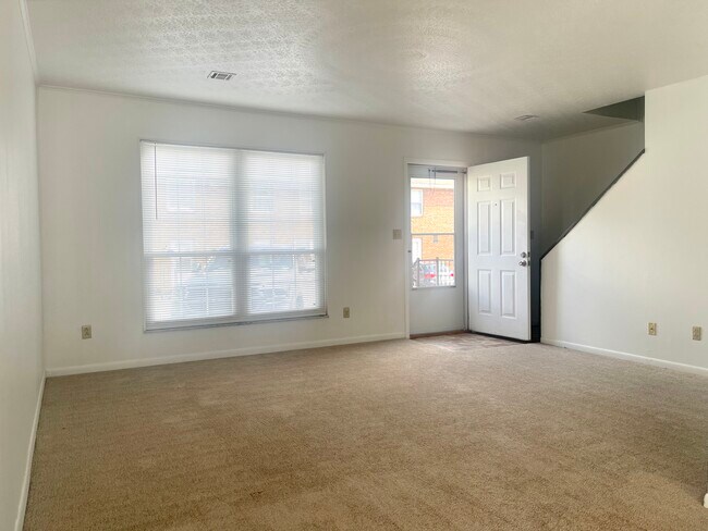 Building Photo - 2624 Henderson Ave