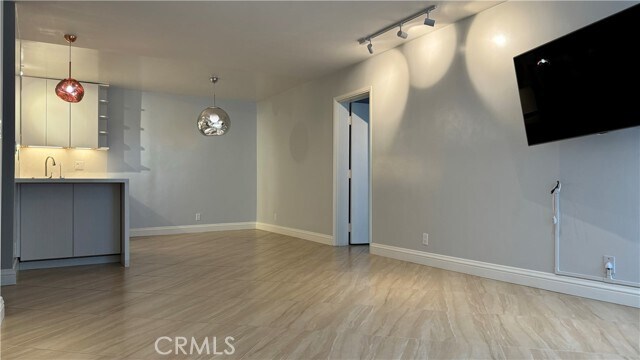 Building Photo - 117 S Doheny Dr