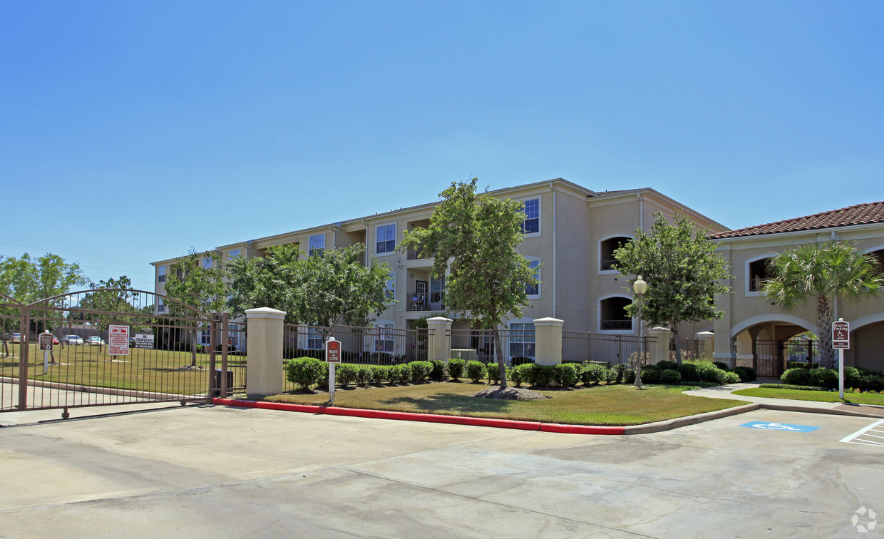 Primary Photo - Villas of Park Grove Apartments