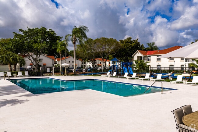 Pool - Savannah Place Apartments