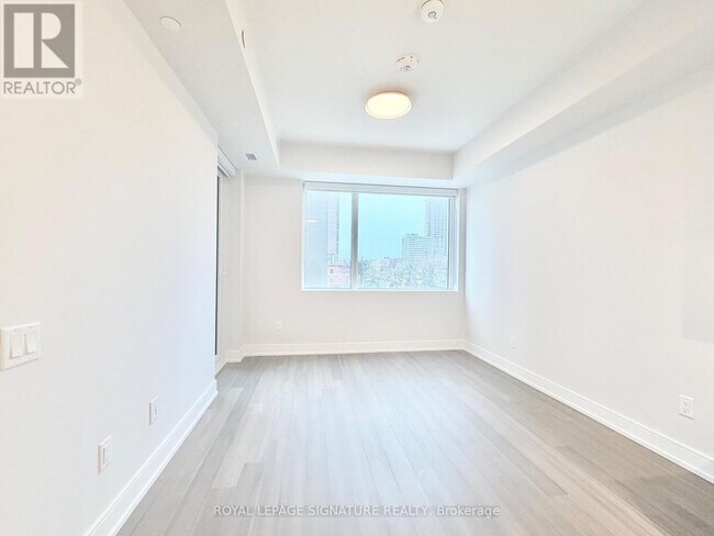 Building Photo - 664 Spadina Ave.