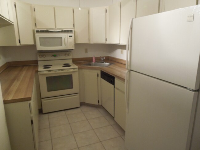 Foto del edificio - 2699 Pine Ridge Way E
