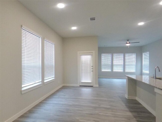Foto del edificio - 9835 Willow Creek Commerce Dr