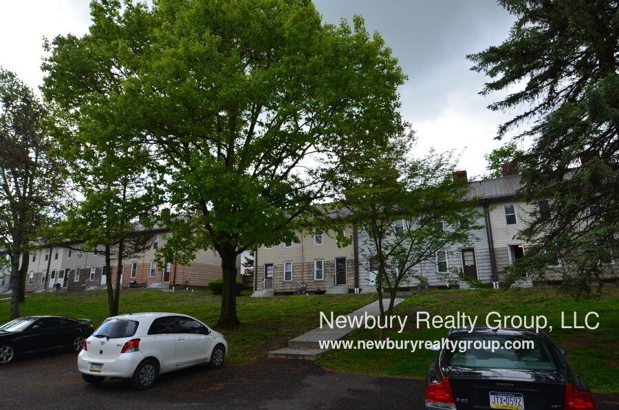 Primary Photo - 27 Hickory St