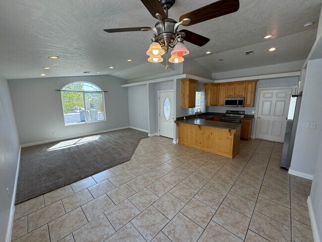Building Photo - Quail Lake Estates!  Pet Friendly!!
