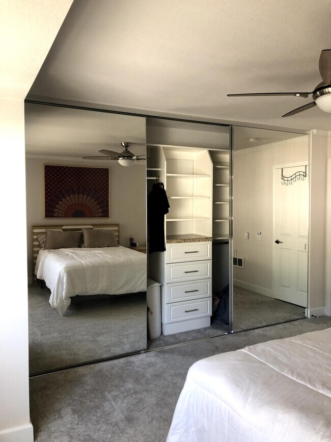 Building Photo - 8545 Villa La Jolla Dr
