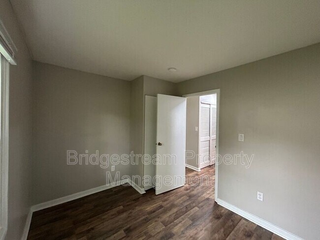 Foto del edificio - 1833 Drake Dr