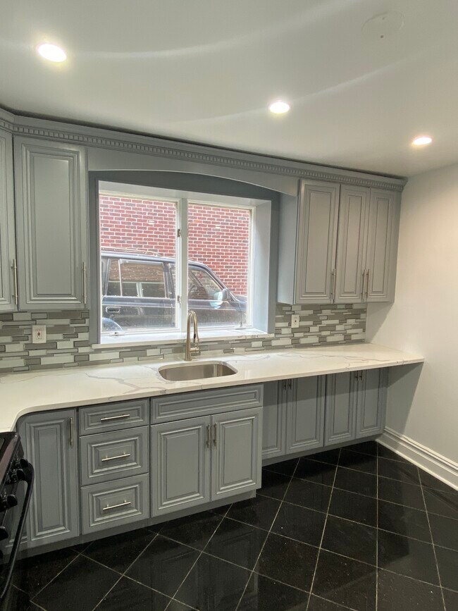 Building Photo - 2067 Hering Ave